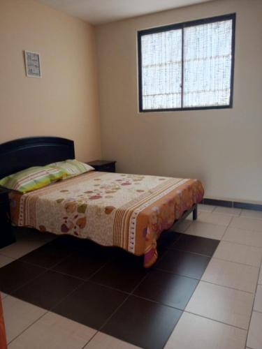 - une chambre avec un lit et une fenêtre dans l'établissement hospedaje, independiente aranjuez, à Tarija