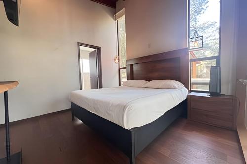 a bedroom with a large bed and a television at Casa con alberca y jacuzzi in Avándaro
