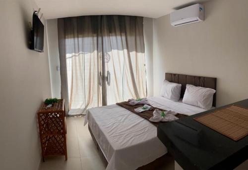 Un dormitorio con una cama grande y una ventana en Bella vista Itacimirim, en Camassari