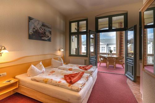 Habitación de hotel con cama y mesa en Villa Stock Appartement mit großer Veranda, en Heringsdorf