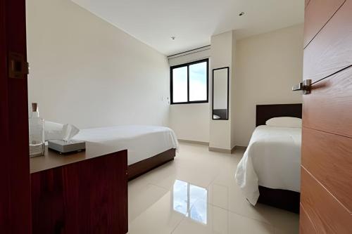 ein Hotelzimmer mit 2 Betten und einem Fenster in der Unterkunft Departamento en CDMX, zona norte in Mexiko-Stadt
