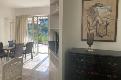 - un salon avec une commode et un tableau mural dans l'établissement WE CANNES ! Sea View & Large Terrace LA VISTA, à Cannes