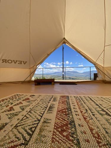 a tent with a rug in a room with a view at Iraca Glamp in Santa Sofía