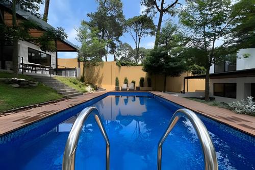 a swimming pool in the backyard of a house at Casa con jacuzzi in Valle de Bravo