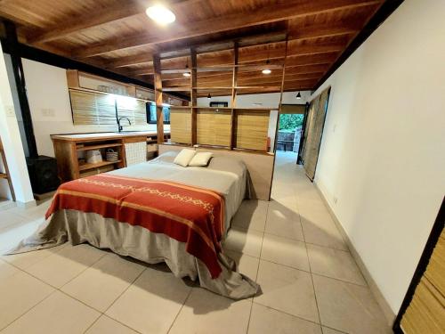 um quarto com uma cama no meio de um quarto em Casas de Campo El Rincón em San Antonio