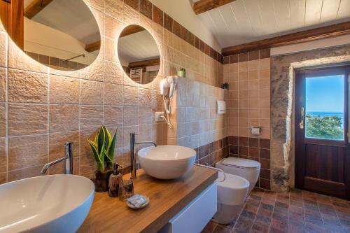 a bathroom with a tub and a sink and a toilet at PedrAmare Suite in Alghero