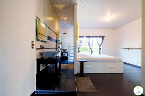 une chambre avec un lit, un bureau et un lavabo dans l'établissement Magnifique Villa pour 10 personnes à Parentis en Born, à Parentis-en-Born