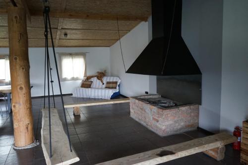 sala de estar con chimenea y columpio en Siedlisko na łące, en Dąbrówno