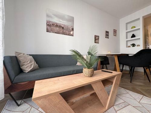 un salon avec un canapé et une table basse dans l'établissement Oscar, à Nice