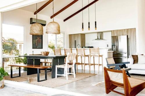 a kitchen and living room with a table and chairs at CASA ROSA 49’ - Playa Venao Beach in Playa Venao