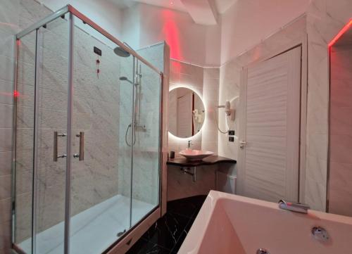 y baño con bañera rosa y lavamanos. en B&B GRECALE Suite & Spa, en Rende
