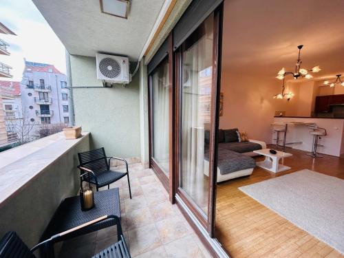 Zimmer mit Blick auf ein Wohnzimmer in der Unterkunft BP Kazinczy Centrum Prime Suites in Budapest