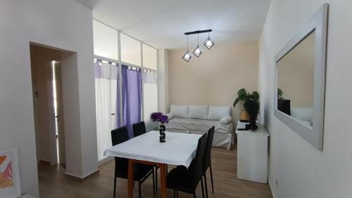 ein Wohnzimmer mit einem Tisch und einem Sofa in der Unterkunft Departamento 9 de Julio in Comodoro Rivadavia