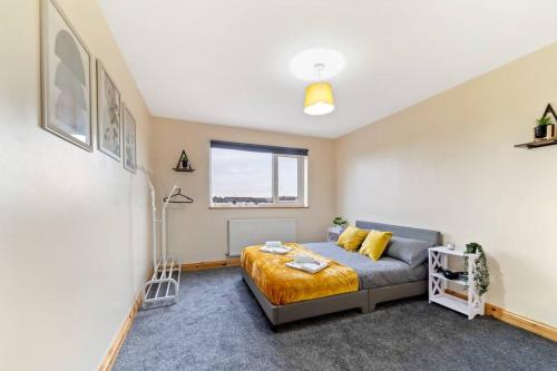 1 dormitorio con cama y ventana en Professionals,Contractors,Family en Leicester