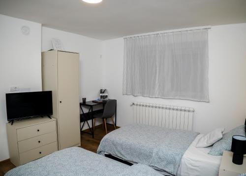 Un pat sau paturi într-o cameră la Mitrovića kuća