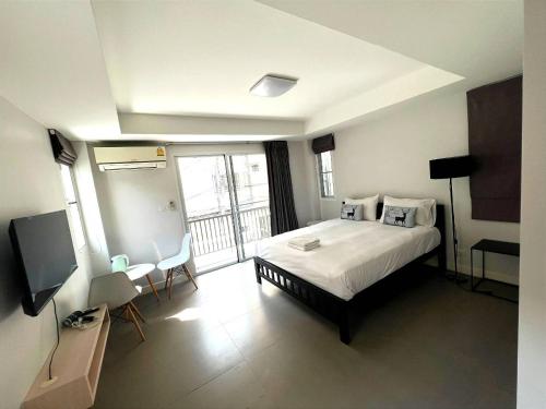 a hotel room with a bed and a window at Mitr Inn Mrt Samyot Station - The Grand Palace in Bangkok