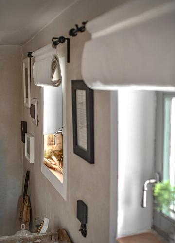 a kitchen with a sink and a mirror on the wall at KisVulkán Nyúlontúl in Mencshely
