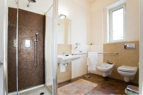a bathroom with a toilet and a sink and a shower at Cinquecento B&B in Barcellona-Pozzo di Gotto