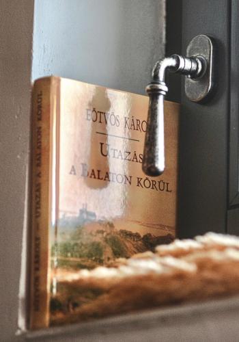 a book on a door with a door latch at KisVulkán Nyúlontúl in Mencshely