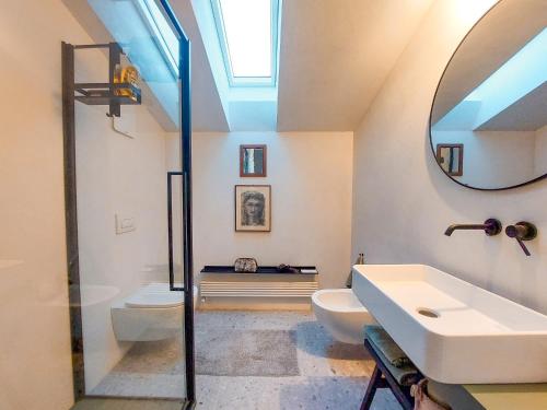 La salle de bains est pourvue d'un lavabo et d'un miroir. dans l'établissement Villa Ines, à Riva del Garda