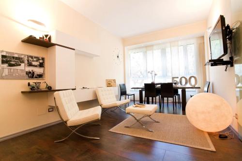 een woonkamer met een tafel en stoelen bij Cinquecento B&B in Barcellona-Pozzo di Gotto