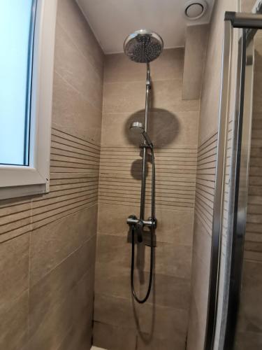 a shower with a shower head in a bathroom at *Appartement Moderne/2 minutes du métro* in Saint-Ouen