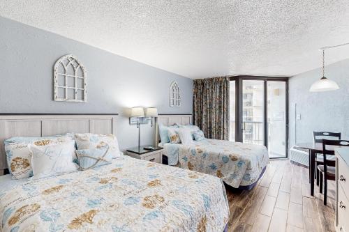 Un pat sau paturi într-o cameră la Sands Ocean Club 833