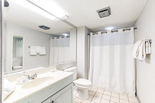 uma casa de banho branca com um WC e um lavatório em Sands Ocean Club 833 em Myrtle Beach