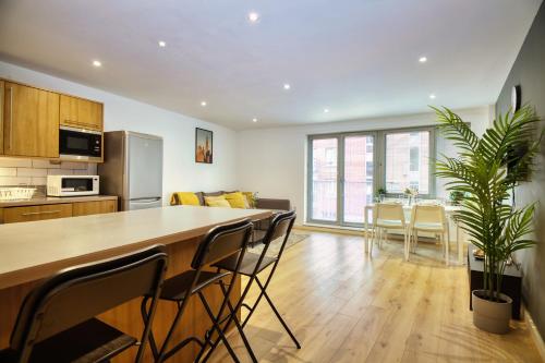 a kitchen and living room with a table and chairs at 2 bed flat in Islington in London