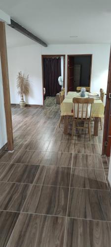 a living room with a wooden floor and a table at Apartamento Completo Amoblado Thomy - 700 metros del Mar - Coveñas in Coveñas