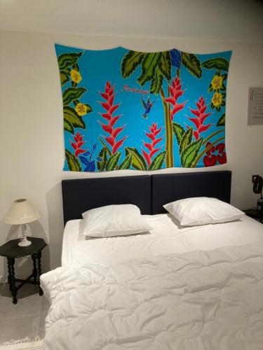 ニーウポールトにあるChristinaの壁に絵が飾られたベッドのある寝室