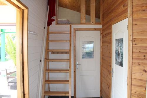 une petite maison avec un escalier dans une pièce dans l'établissement 756 - Chalet à Erquy avec vue mer à 200m de la plage et de l'îlot Saint Michel, à Beaumont