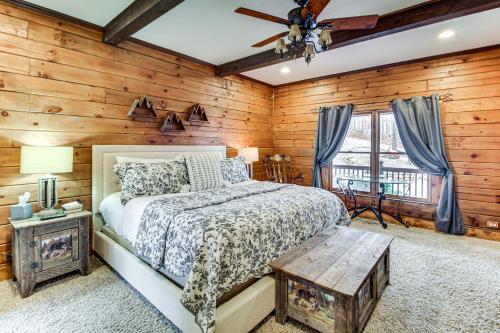 - une chambre avec un lit et un mur en bois dans l'établissement North Georgia Log Home with Long Range Views, à Ranger