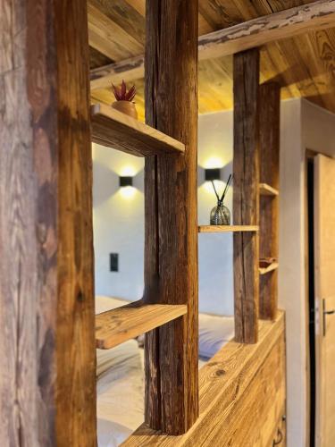 Pokój z drewnianymi ścianami i drewnianymi półkami w obiekcie Le Nid de l'Aiguille - Au pied de l'Aiguille du midi w Chamonix-Mont-Blanc