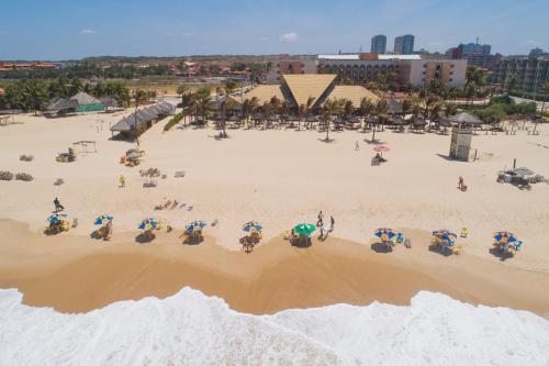 uma vista aérea de uma praia com pessoas e guarda-sóis em Vila Galé Fortaleza em Fortaleza