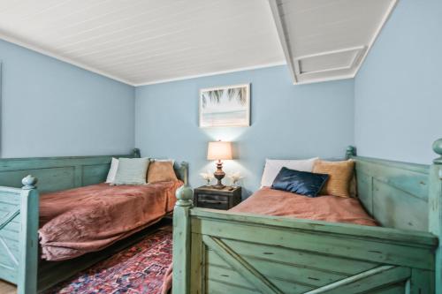 2 camas en una habitación con paredes azules en Blissful Beachin' - Waipani D-12, en Myrtle Beach