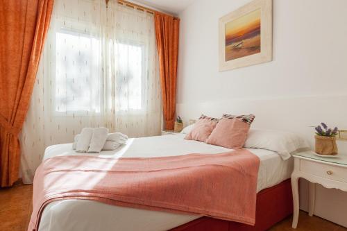 1 dormitorio con cama y ventana en Villa Sol, en Sant Cebrià de Vallalta