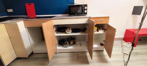 新城圣乔治Chambre#2 zen / logement partagé的一张木桌，上面放着一台电脑