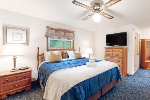 - une chambre avec un lit et un ventilateur de plafond dans l'établissement Baraboo Grove, à Baraboo