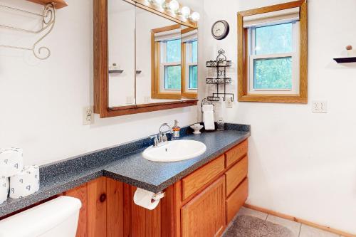 La salle de bains est pourvue d'un lavabo et d'un miroir. dans l'établissement Baraboo Grove, à Baraboo