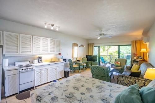 eine Küche und ein Wohnzimmer mit einem Sofa und einem Tisch in der Unterkunft Blue Moon Villa at Point Pleasant Resort condo in Frydendal