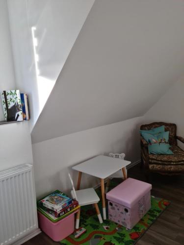 a toy room with a table and a chair at Pilgrims "Rosalie" große Fewo mit 3 Schlafzimmern, 1Bad, 2 WC, Balkon, fast Internet in Brilon