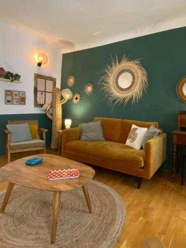 un salon avec un canapé et une table dans l'établissement La Mansio, à LʼIsle-sur-la-Sorgue