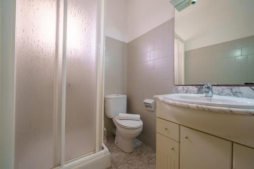 ピネダ・デ・マールにあるHomeHolidaysRentals Pineda IIのバスルーム(トイレ、洗面台、シャワー付)