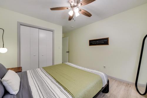 Lake and Pool Access Poconos Retreat in Tobyhanna!にあるベッド