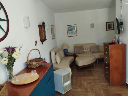 een woonkamer met een bank en een tafel bij Casa Sarguito in Sagres