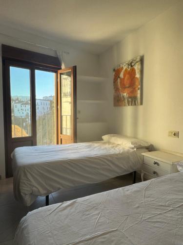 A bed or beds in a room at Gav Vistas al Tajo