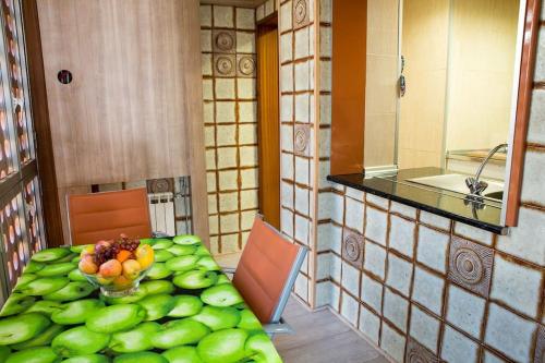 ガバにあるWonderful apartment in Gavà. Barcelonaのテーブルとフルーツの盛り合わせが備わる部屋
