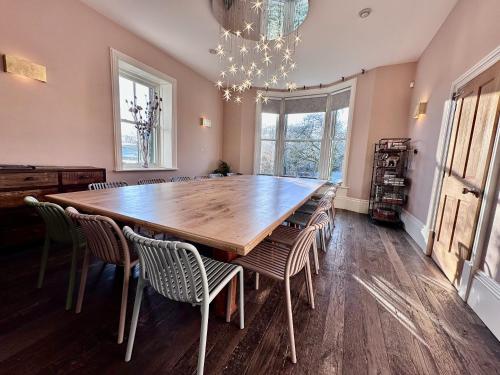 uma grande sala de jantar com uma mesa de madeira e cadeiras em The Wenning em High Bentham