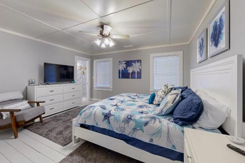 a bedroom with a bed and a ceiling fan at Peachy Paradise in Demere Park